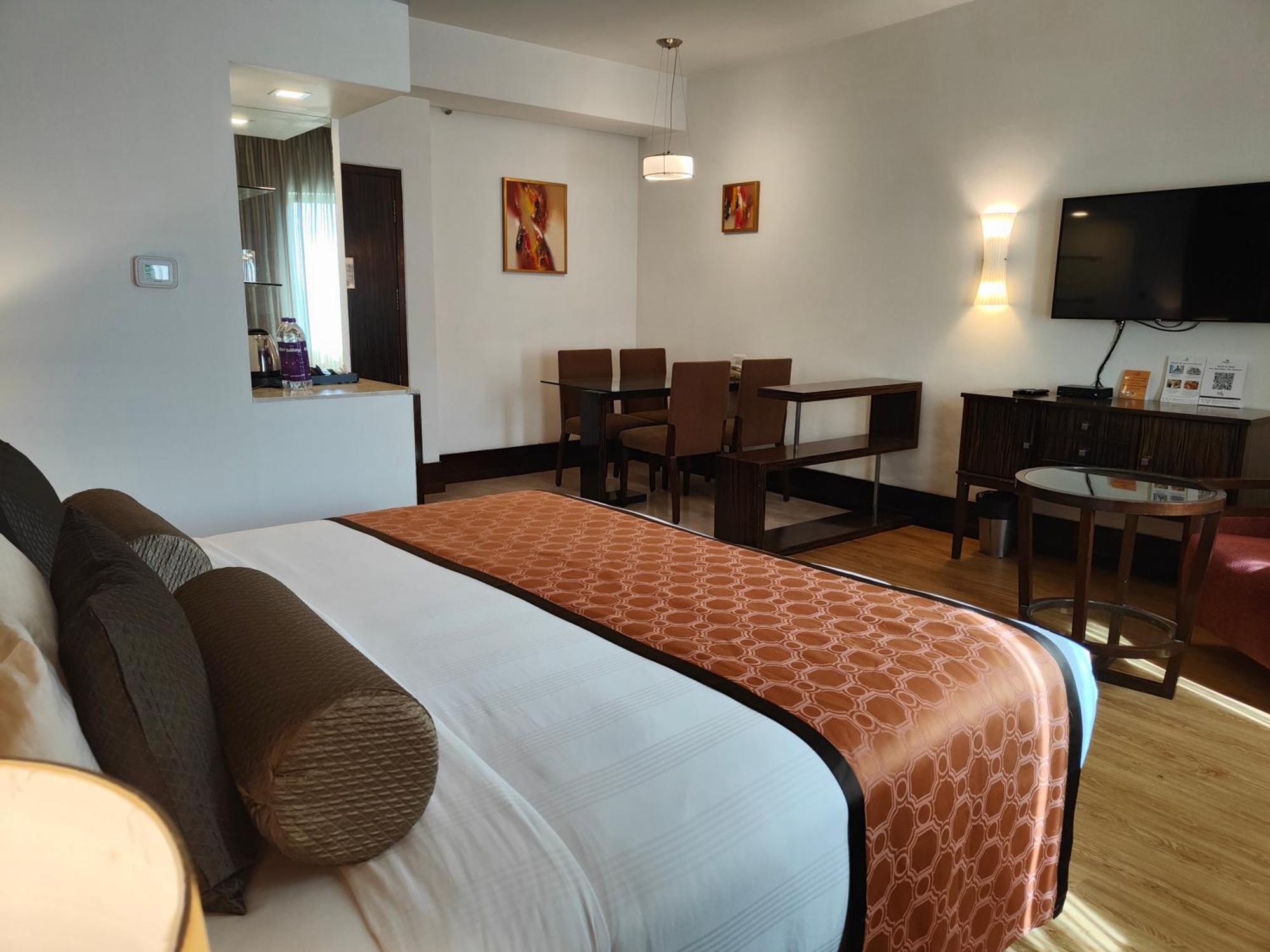 Pride Hotel, Chennai Exterior foto